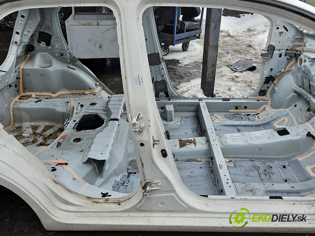 Toyota Aygo II 2014-2022 1.0 vvti 72 hp manual 53 kW 998 cm3 5- práh pravý  (Karoserie ostatní)