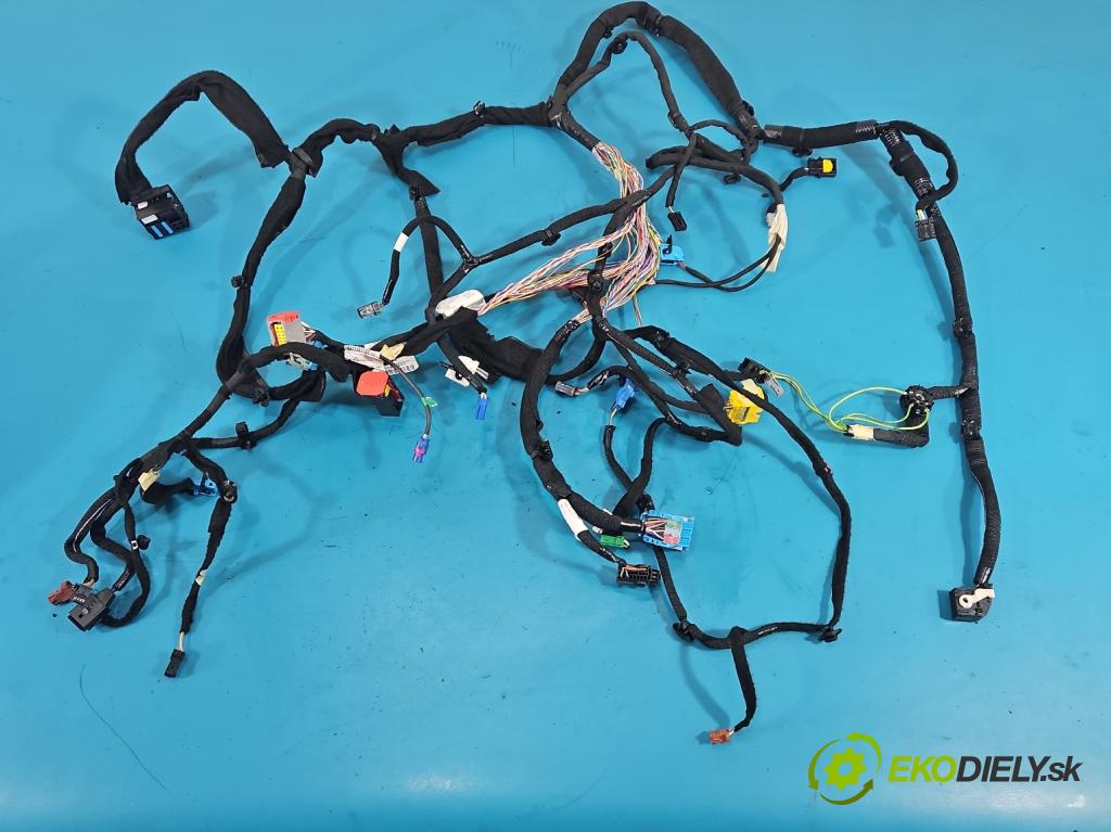 Toyota Proace City 1.5 D4D 131 hp automatic 96 kW 1499 cm3 5- Balíček: desky: přístrojová deska: 9827487280