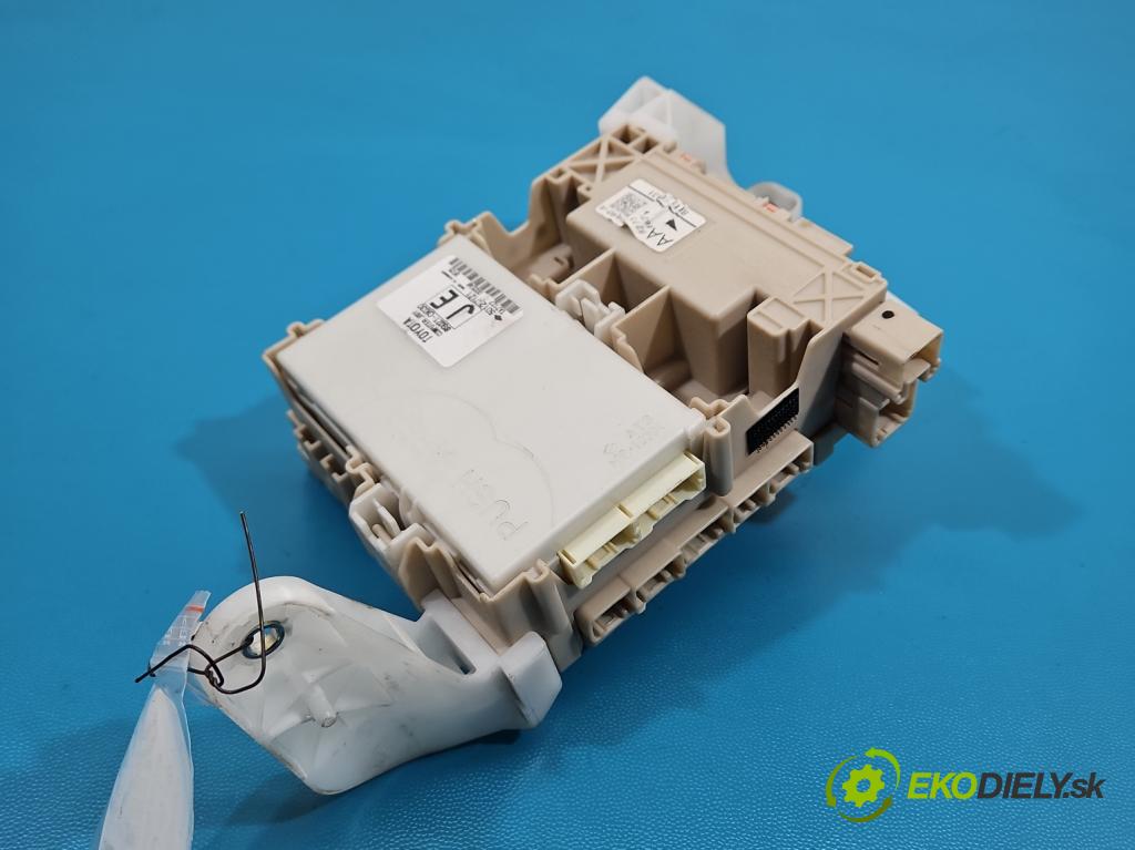 Toyota Aygo II 2014-2022 1.0 vvti 72 hp manual 53 kW 998 cm3 5- skříňka pojistková 89221-0H030 (Pojistková skříňka)