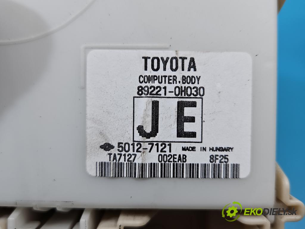 Toyota Aygo II 2014-2022 1.0 vvti 72 hp manual 53 kW 998 cm3 5- skříňka pojistková 89221-0H030 (Pojistková skříňka)