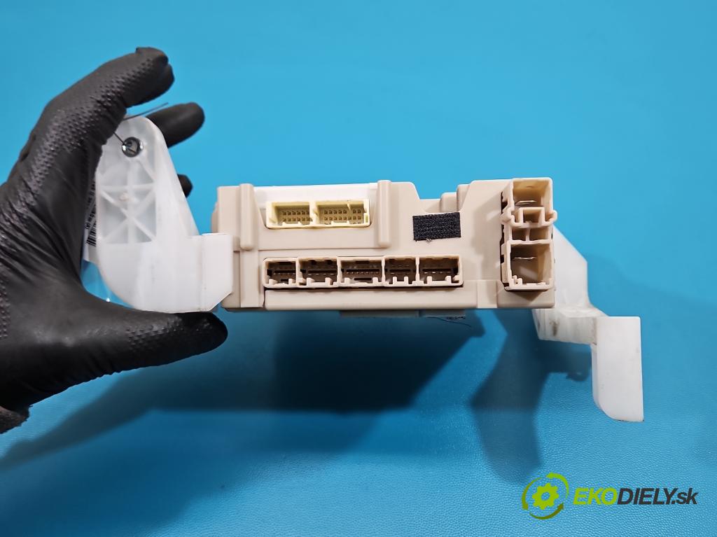 Toyota Aygo II 2014-2022 1.0 vvti 72 hp manual 53 kW 998 cm3 5- skříňka pojistková 89221-0H030 (Pojistková skříňka)