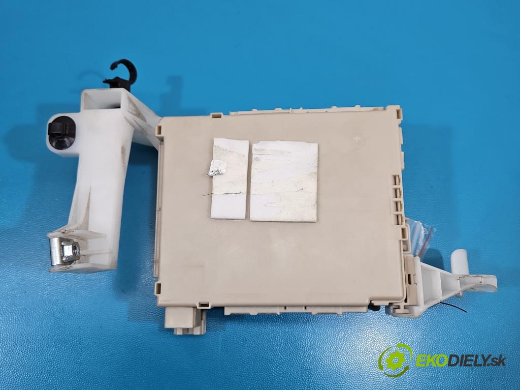 Toyota Aygo II 2014-2022 1.0 vvti 72 hp manual 53 kW 998 cm3 5- skříňka pojistková 89221-0H030 (Pojistková skříňka)