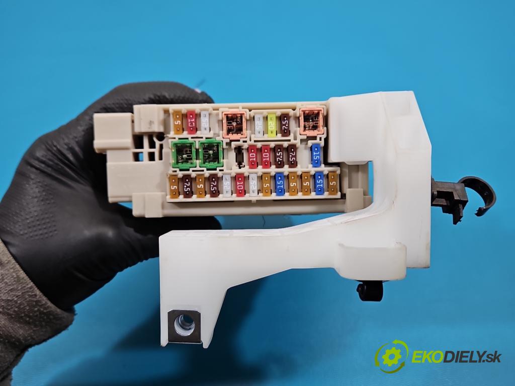 Toyota Aygo II 2014-2022 1.0 vvti 72 hp manual 53 kW 998 cm3 5- skříňka pojistková 89221-0H030 (Pojistková skříňka)