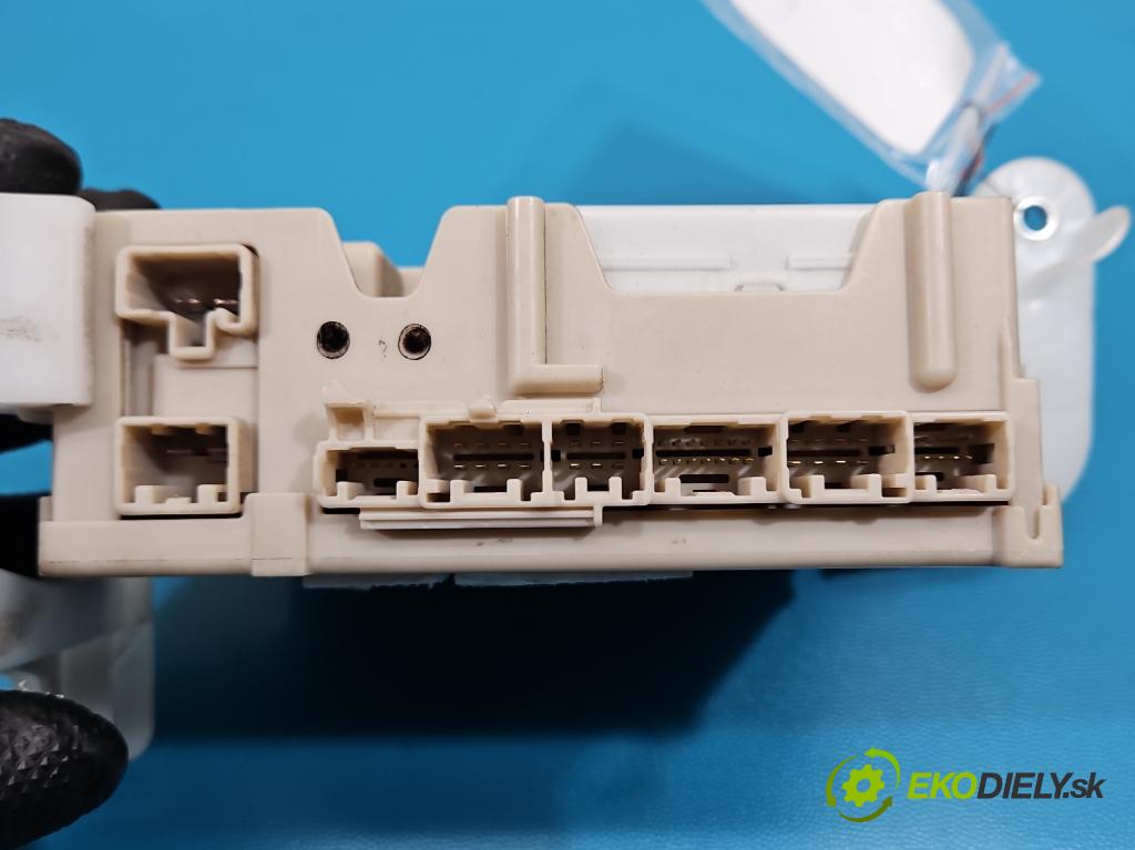 Toyota Aygo II 2014-2022 1.0 vvti 72 hp manual 53 kW 998 cm3 5- skříňka pojistková 89221-0H030 (Pojistková skříňka)