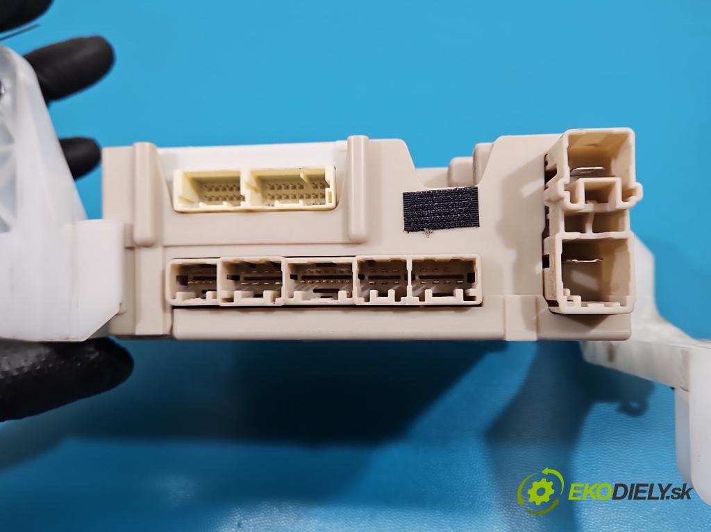 Toyota Aygo II 2014-2022 1.0 vvti 72 hp manual 53 kW 998 cm3 5- skříňka pojistková 89221-0H030 (Pojistková skříňka)