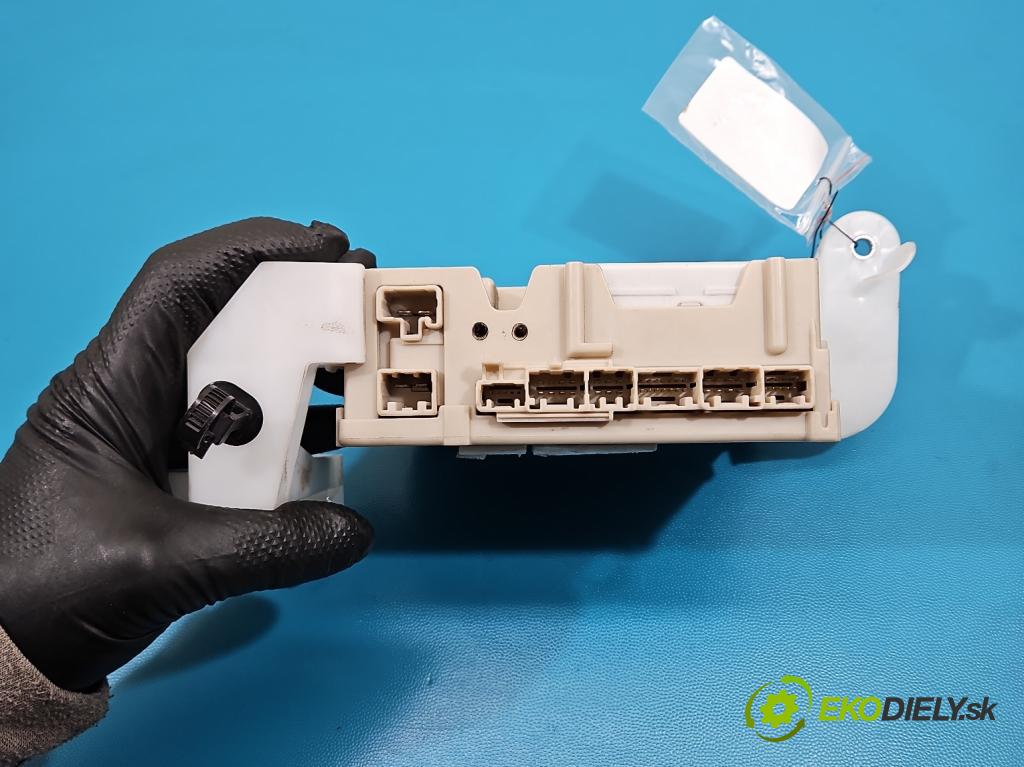 Toyota Aygo II 2014-2022 1.0 vvti 72 hp manual 53 kW 998 cm3 5- skříňka pojistková 89221-0H030 (Pojistková skříňka)