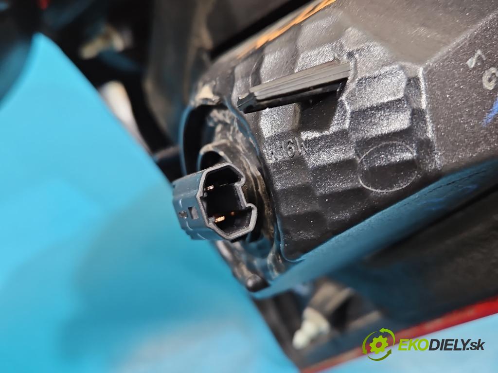 Suzuki Vitara II 2015- 1.6 16V 120 HP manual 88 kW 1586 cm3 5- svetlo / reflektor zadné pravé 132-18097 (Kľučka dverí ostatné)