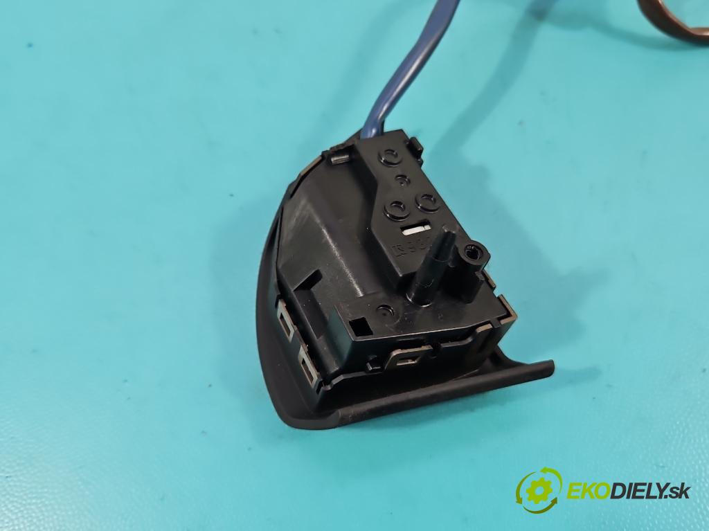 Suzuki Vitara II 2015- 1.6 16V 120 hp manual 88 kW 1586 cm3 5- Přepínač multifunkční: řízení:  (Páčky pod volantem)