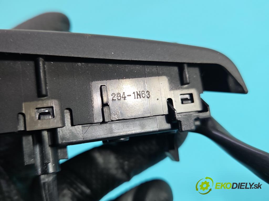 Suzuki Vitara II 2015- 1.6 16V 120 hp manual 88 kW 1586 cm3 5- Přepínač multifunkční: řízení:  (Páčky pod volantem)