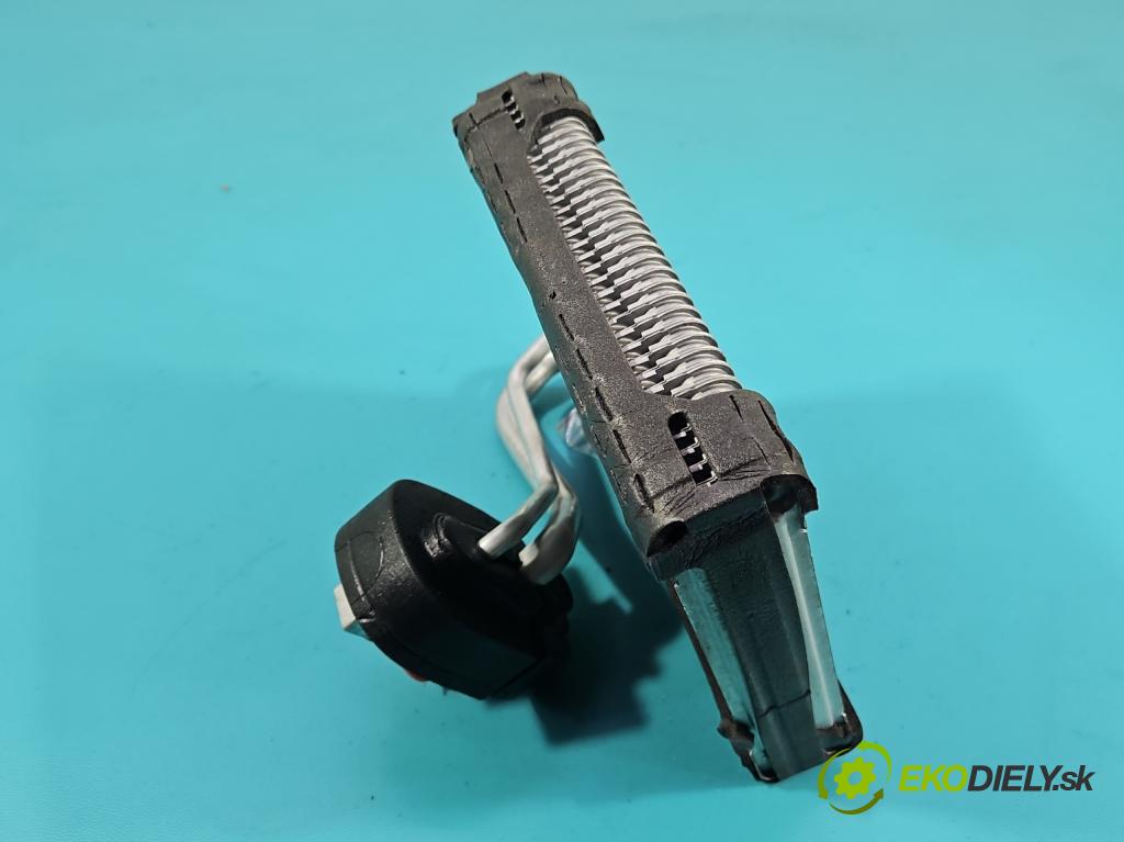 Skoda Kamiq 1.0 TSI 110 hp automatic 81 kW 999 cm3 5- radiátor 2Q1816103A (Radiátor topení)