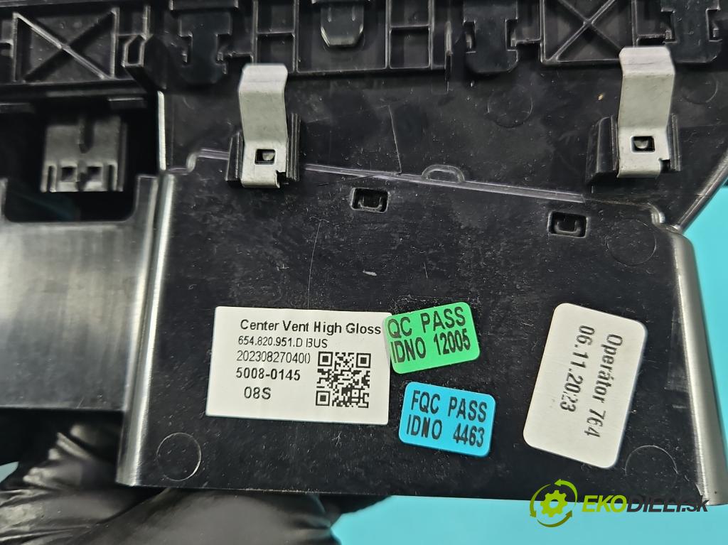 Skoda Kamiq 1.0 TSI 110 HP automatic 81 kW 999 cm3 5- Mřížka: kúrenia stredová 654820951D (Mriežka kúrenia (fukár))