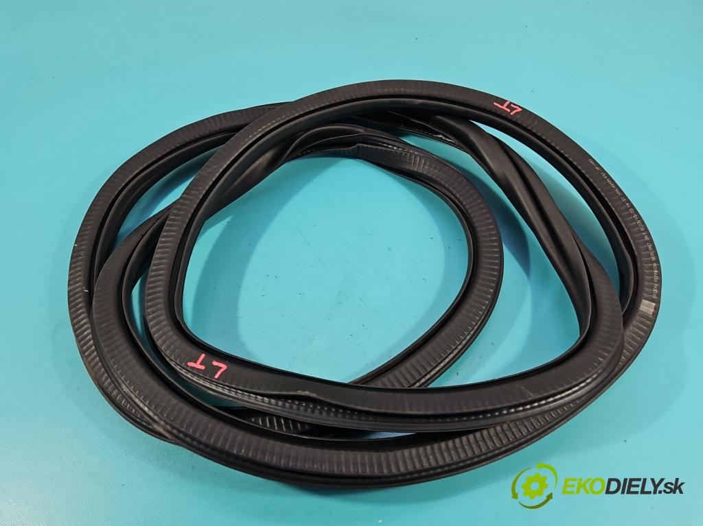 Skoda Kamiq 1.0 TSI 110 hp automatic 81 kW 999 cm3 5- Těsnění: dveře zadní levé 658867367B (Karoserie ostatní)