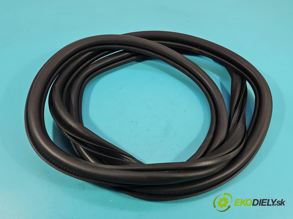 Skoda Kamiq 1.0 TSI 110 hp automatic 81 kW 999 cm3 5- Těsnění: dveře zadní levé 658867367B (Karoserie ostatní)