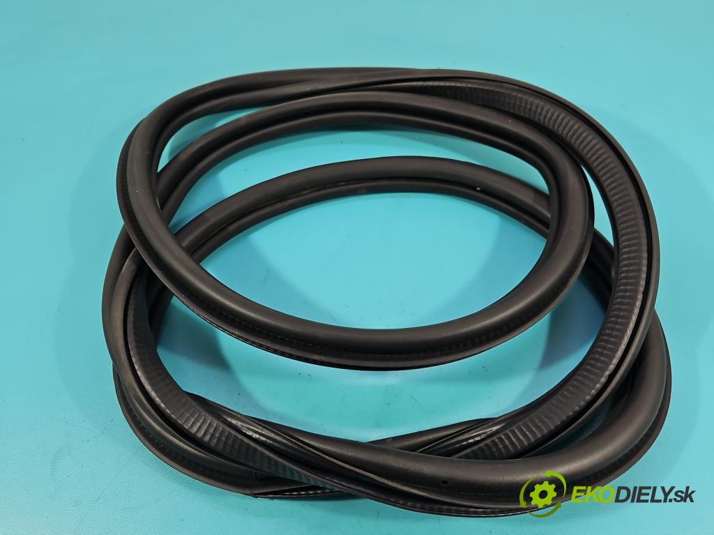 Skoda Kamiq 1.0 TSI 110 hp automatic 81 kW 999 cm3 5- Těsnění: dveře zadní pravé 658867368B (Karoserie ostatní)