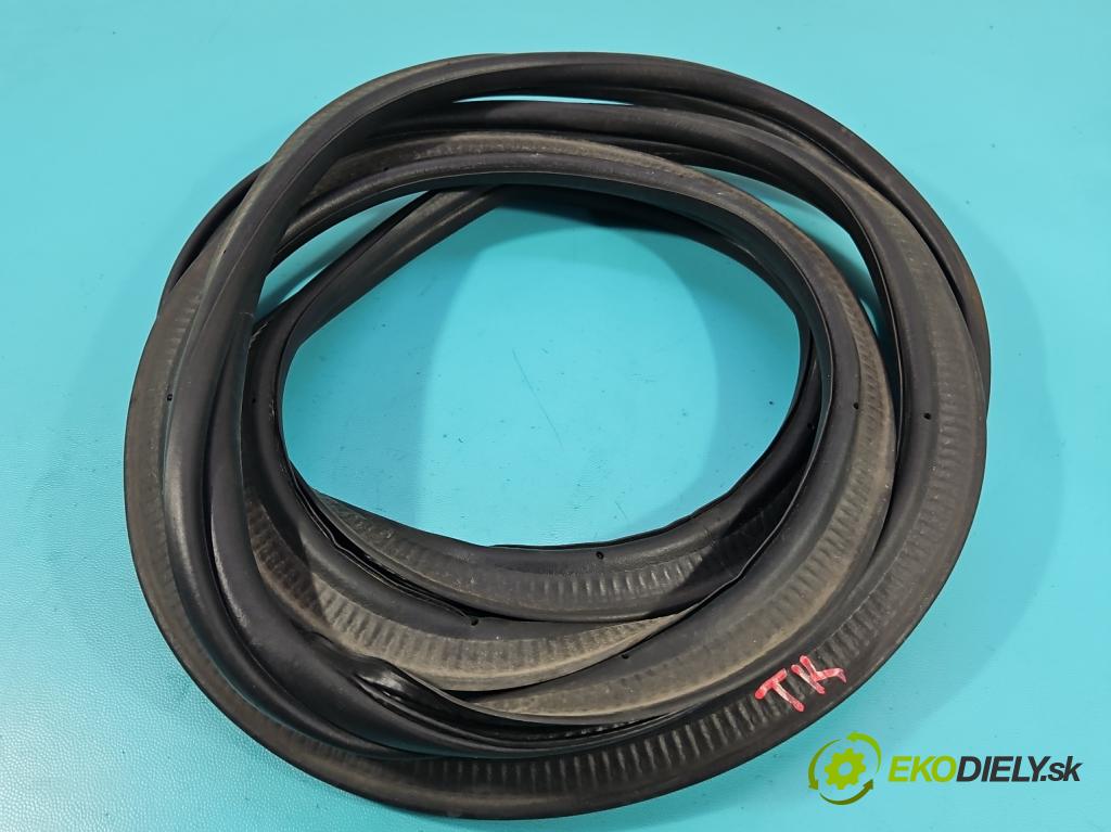 Skoda Kamiq 1.0 TSI 110 hp automatic 81 kW 999 cm3 5- Těsnění: kufrových dveří 658827705