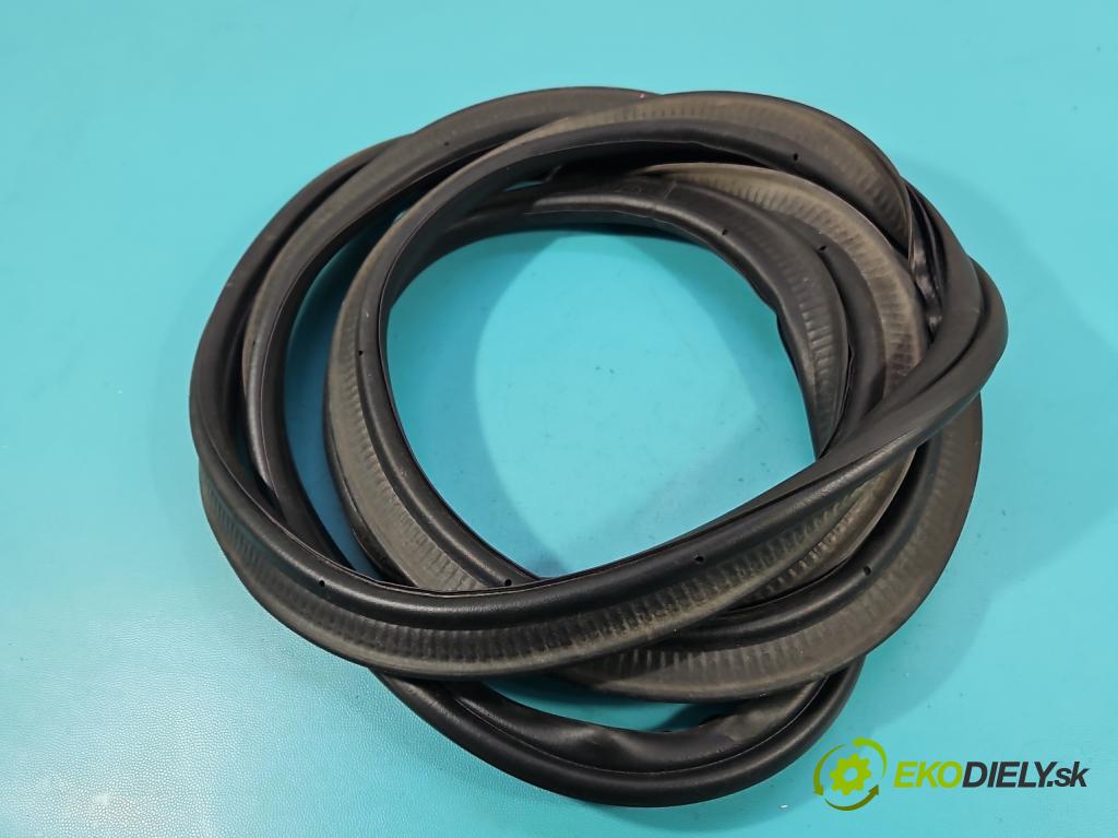 Skoda Kamiq 1.0 TSI 110 hp automatic 81 kW 999 cm3 5- Těsnění: kufrových dveří 658827705