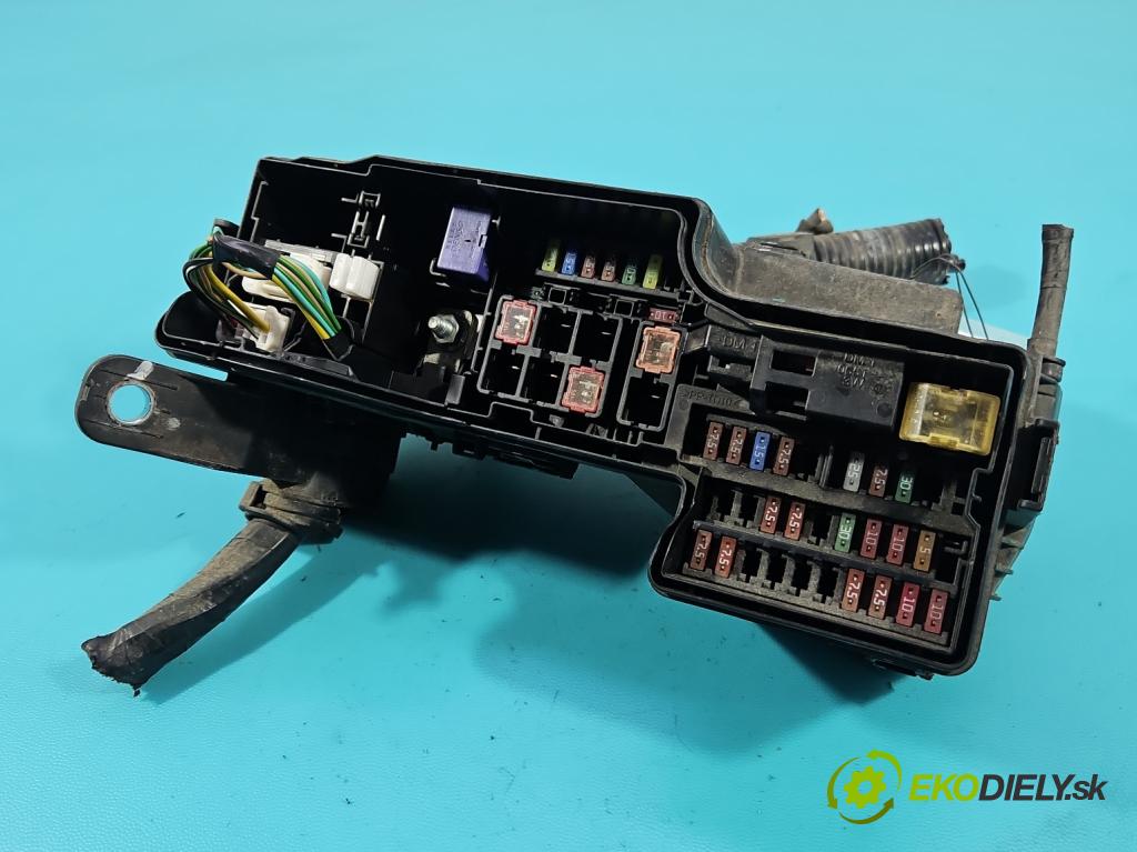 Toyota Aygo II 2014-2022 1.0 vvti 72 hp manual 53 kW 998 cm3 5- skříňka pojistková 821110HL10C (Pojistková skříňka)