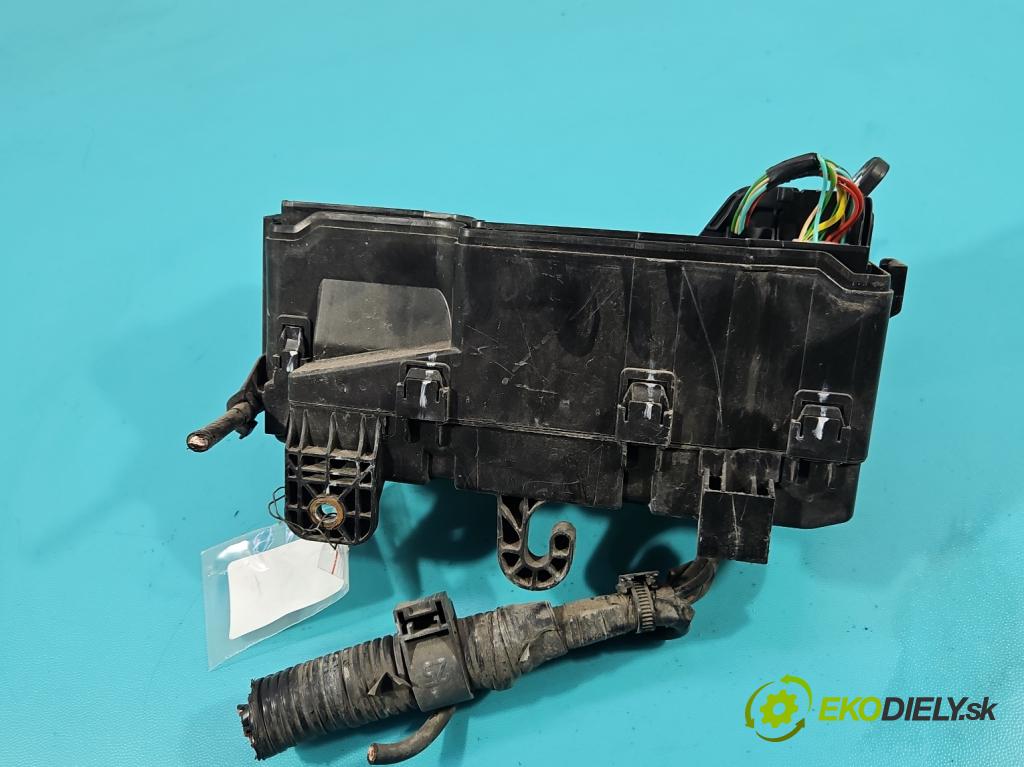 Toyota Aygo II 2014-2022 1.0 vvti 72 hp manual 53 kW 998 cm3 5- skříňka pojistková 821110HL10C (Pojistková skříňka)