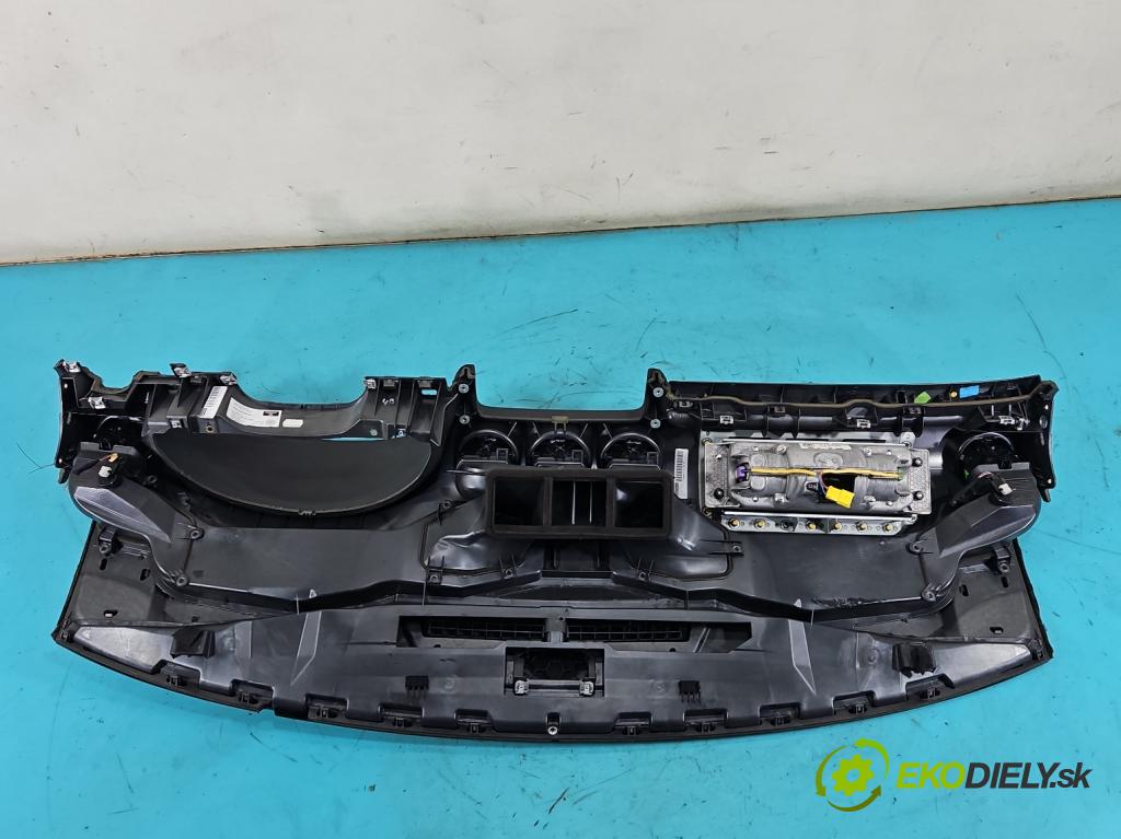 Seat Exeo 2.0 tdi 143 HP manual 105 kW 1968 cm3 5- kokpit,pristrojová doska rozdeľovacia