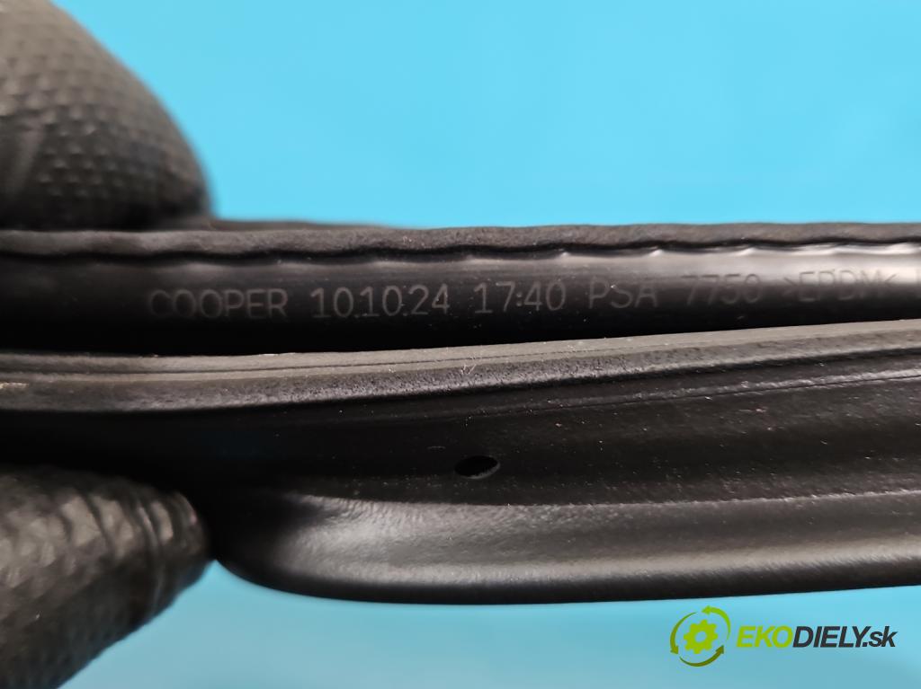 Opel Grandland 2017–2024 1.2 T 131 HP automatic 96 kW 1199 cm3 5- Těsnění: dvere zadné pravé 9815017480 (Karoséria ostatné)