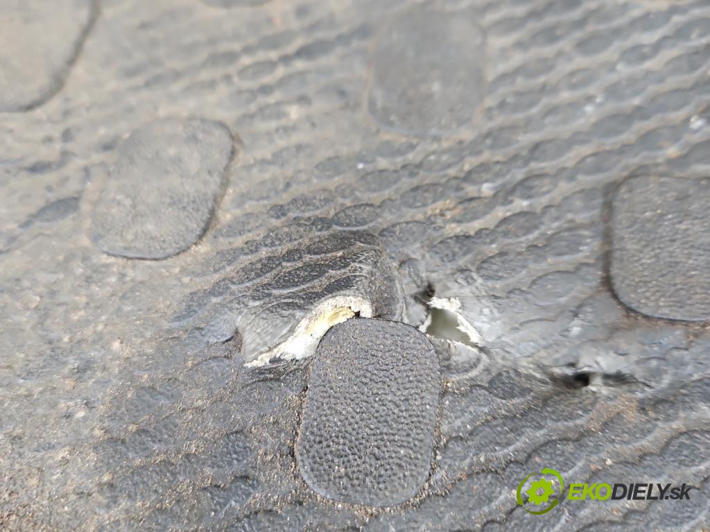 Renault Trafic III 2014 - 2.0 dci 120 HP manual 88 kW 1997 cm3 5- koberec do auta ostatné 749025620R