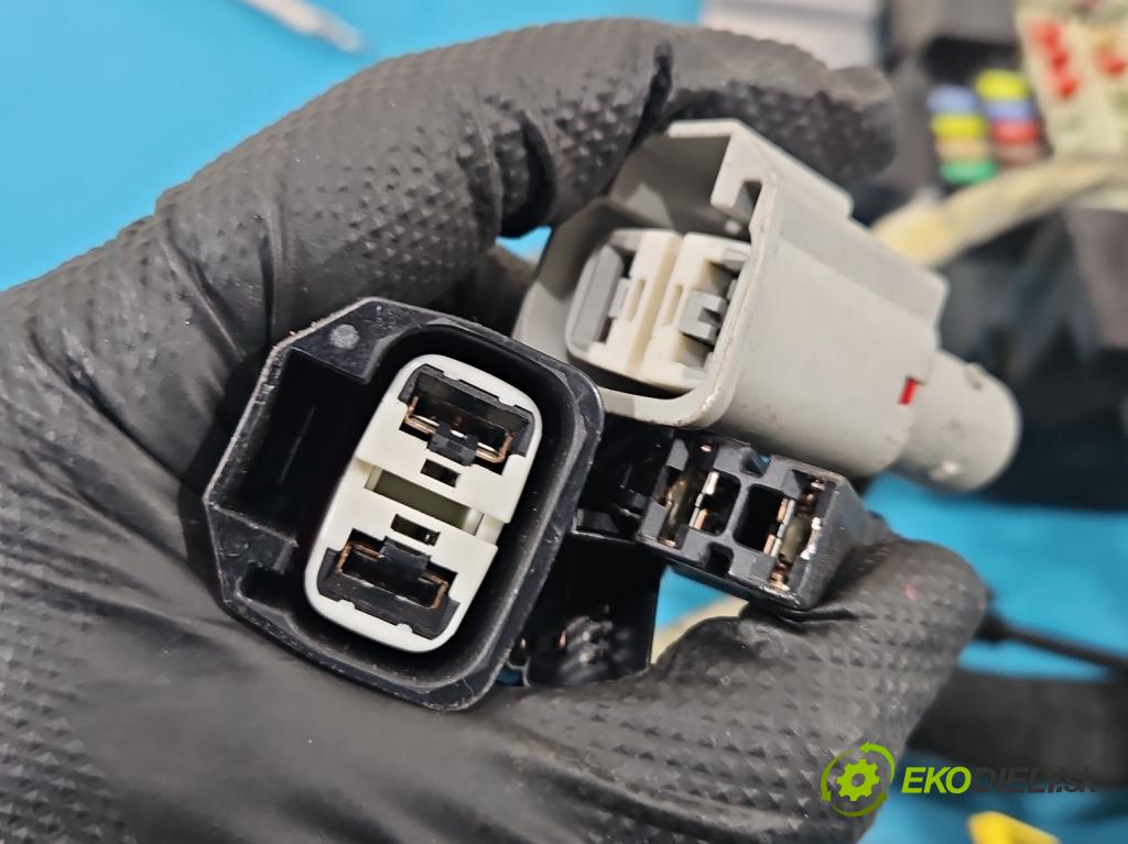 Jaguar XE X760 2015-2024 2.0d 179KM automatic 132 kW 1999 cm3 4- skříňka pojistková GX73-14C445-AA (Pojistková skříňka)