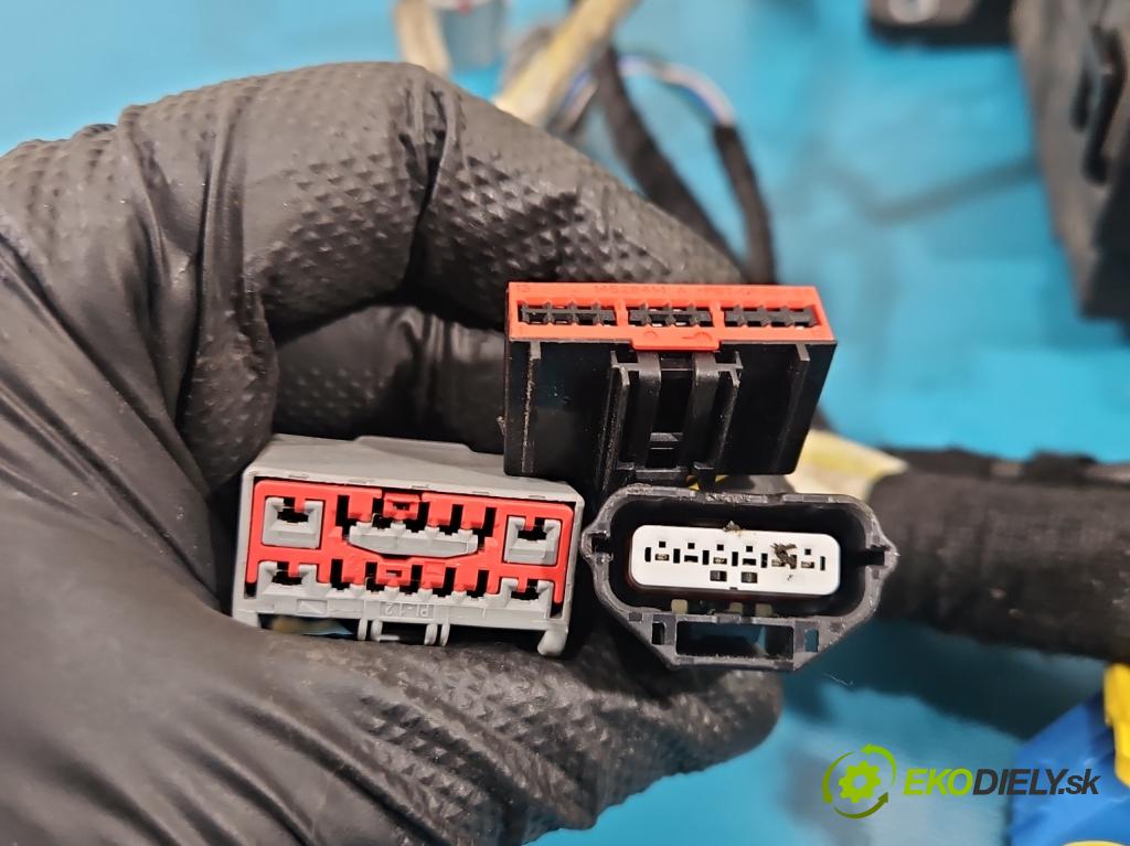 Jaguar XE X760 2015-2024 2.0d 179KM automatic 132 kW 1999 cm3 4- skříňka pojistková GX73-14C445-AA (Pojistková skříňka)