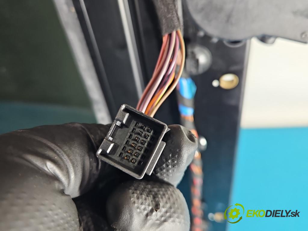 Audi Q7 2005-2015 4.2 TDI 326KM automatic 240 kW 4134 cm3 5- Střešní okno:  (Sklo karosérie)