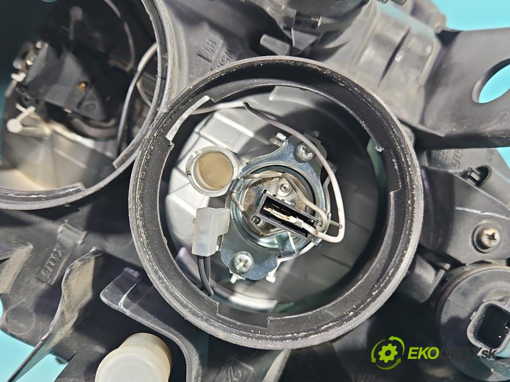 Renault Modus 1.2 16V 75 HP manual 55 kW 1149 cm3 5- Reflektor: pravý 8200540239 (Svetlo predné pravé)