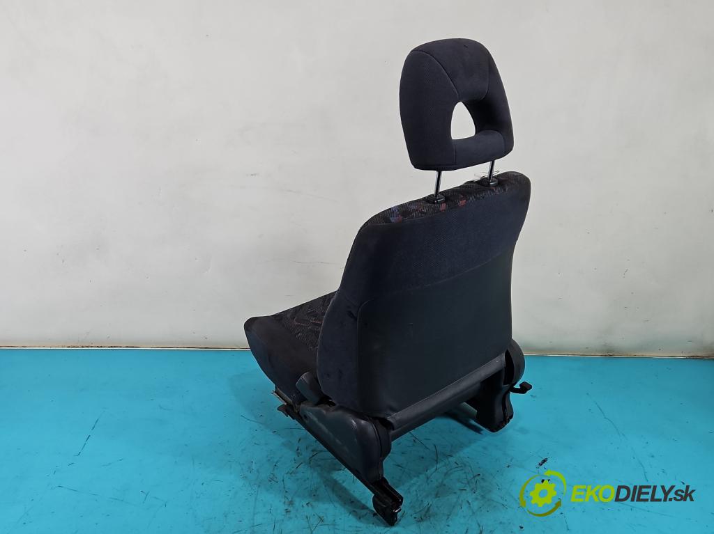 Toyota Rav4 I 1994-2000 2.0 16V 128 HP manual 94 kW 1998 cm3 3- Sedačka pravý (Sedadlo)