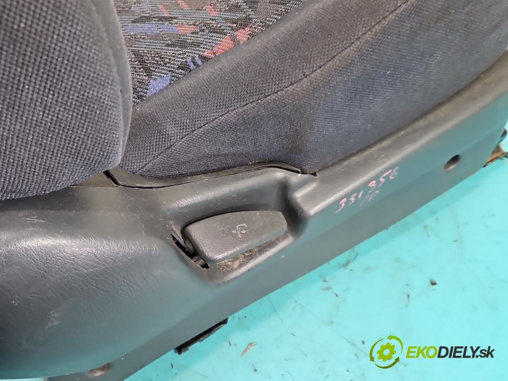 Toyota Rav4 I 1994-2000 2.0 16V 128 HP manual 94 kW 1998 cm3 3- Sedačka pravý (Sedadlo)