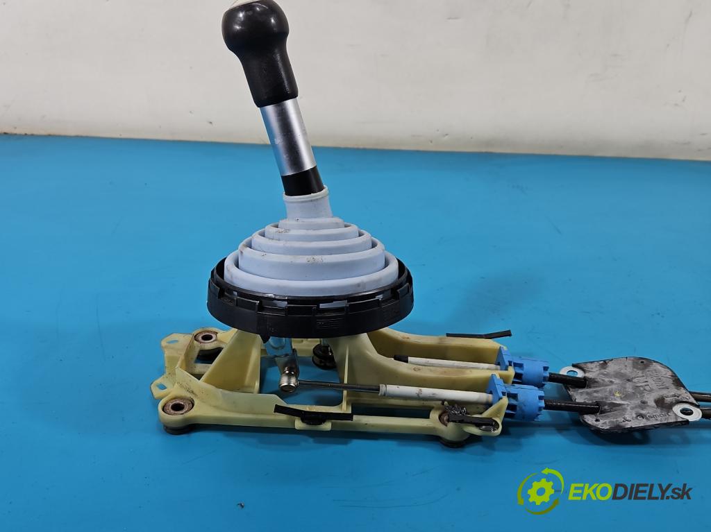 Mitsubishi Colt Z30 VI 2004-2012 1.3 16V 95 HP manual 70 kW 1332 cm3 5- Páka: Změny: stupeň,rýchlosť 2460A021 (Rýchlostná páka (kulisa))