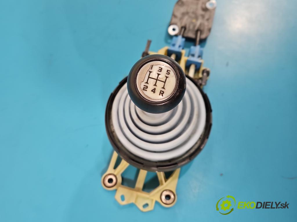 Mitsubishi Colt Z30 VI 2004-2012 1.3 16V 95 HP manual 70 kW 1332 cm3 5- Páka: Změny: stupeň,rýchlosť 2460A021 (Rýchlostná páka (kulisa))