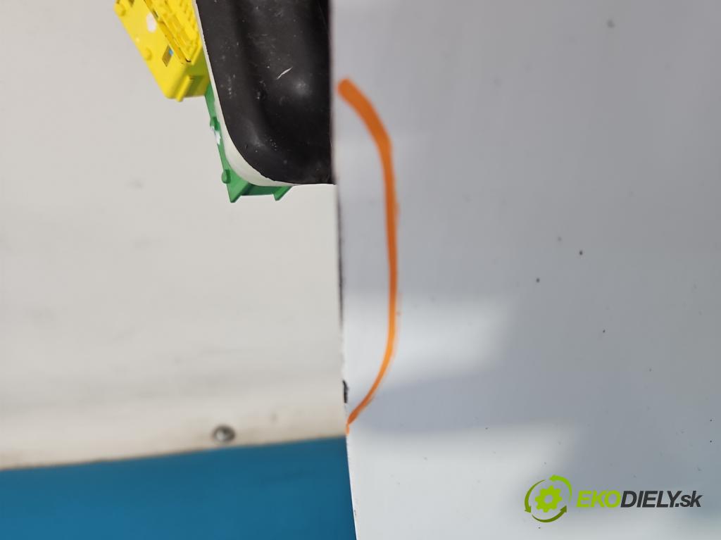 Peugeot 208 I 2012-2019 1.4 hdi 68 HP manual 50 kW 1398 cm3 5- dvere predné ľavé  (Kľučka dverí ostatné)