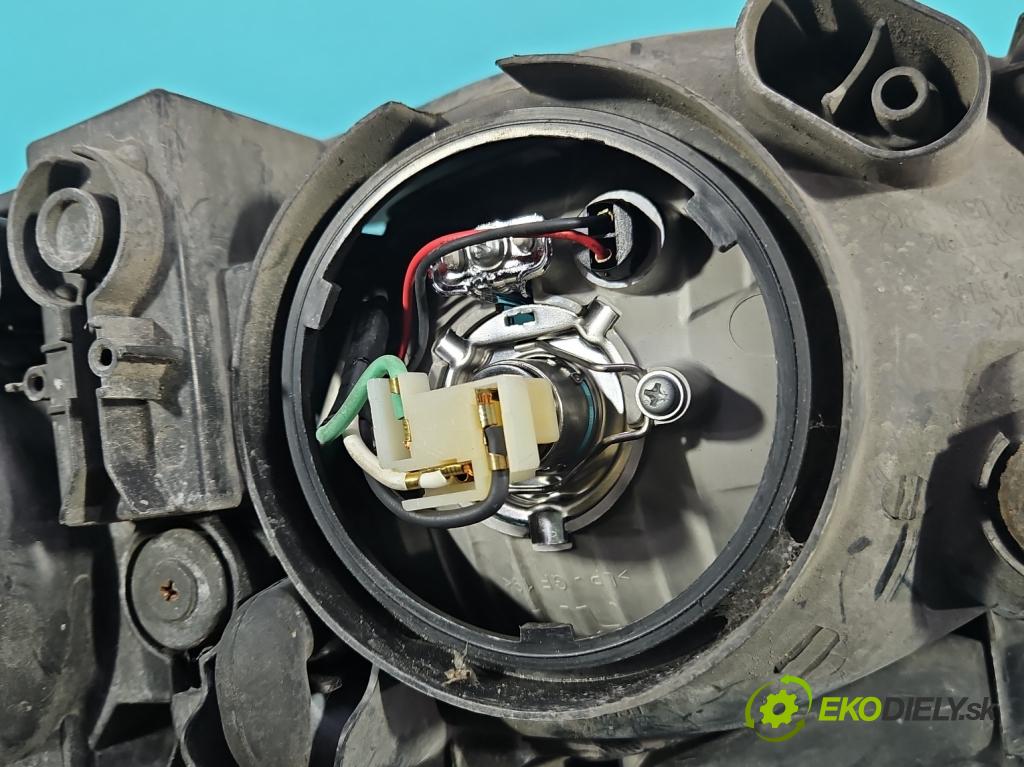 Kia Cerato 2004-2008 1.6 crdi 115 HP manual 84.6 kW 1582 cm3 5- Reflektor: pravý  (Svetlo predné pravé)