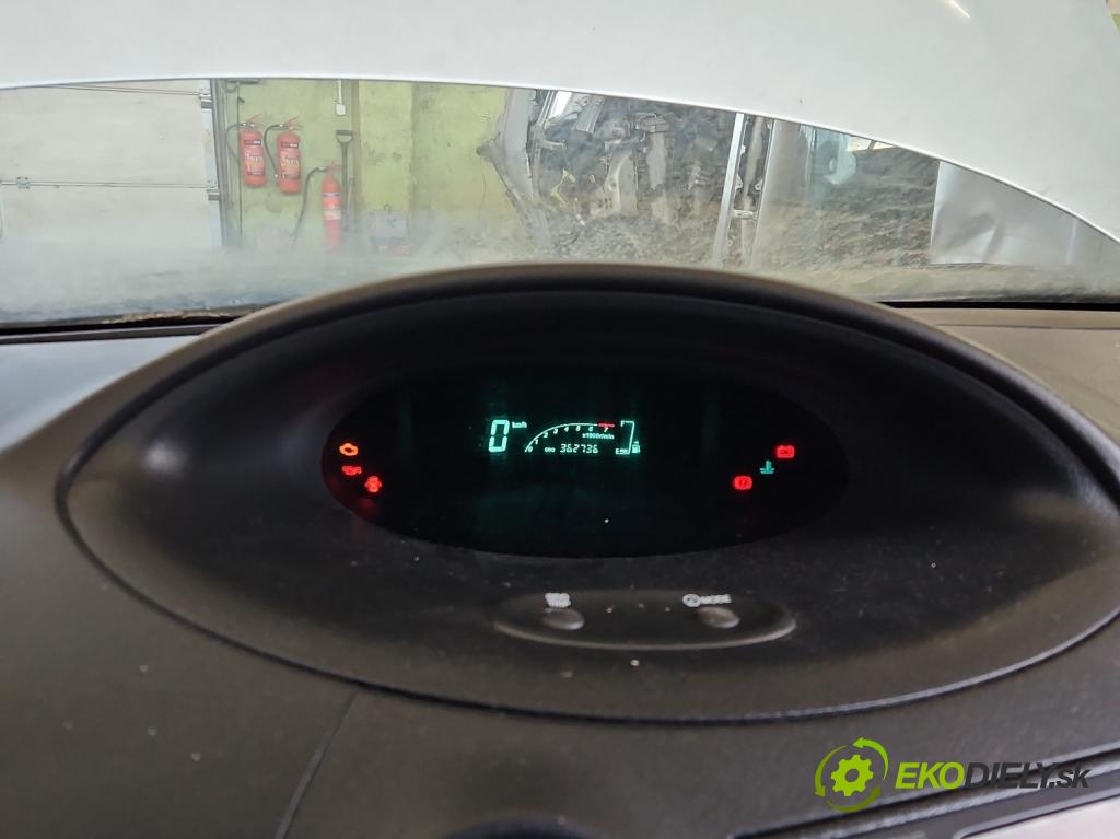 Toyota Yaris I 1999-2005 1.0 vvti 65 HP manual 48 kW 998 cm3 5- prístrojovka/ budíky 21655865-3 (Prístrojová doska)