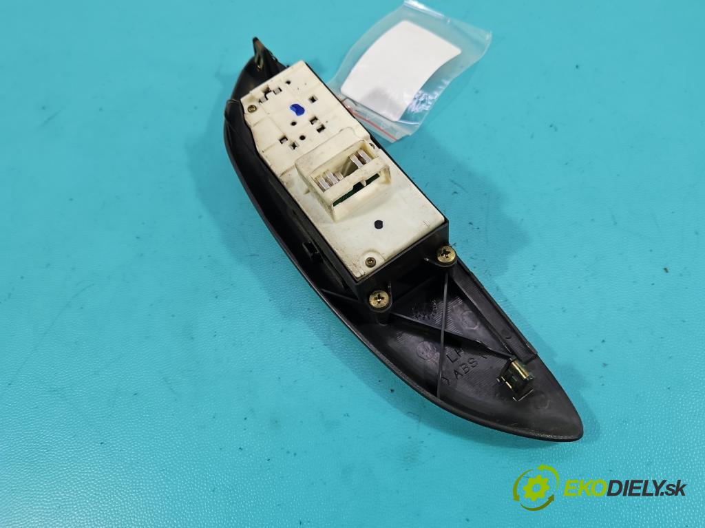 Toyota Yaris I 1999-2005 1.0 vvti 65 HP manual 48 kW 998 cm3 5- prepínač okien spätných zrkadiel