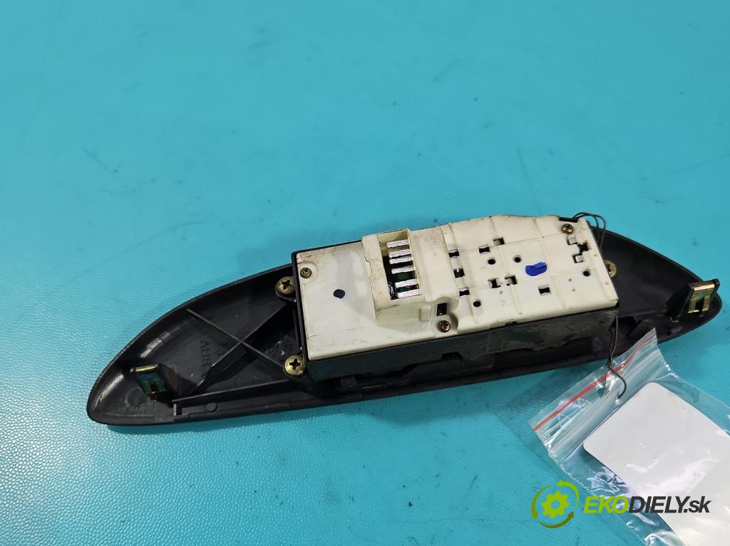 Toyota Yaris I 1999-2005 1.0 vvti 65 HP manual 48 kW 998 cm3 5- prepínač okien spätných zrkadiel