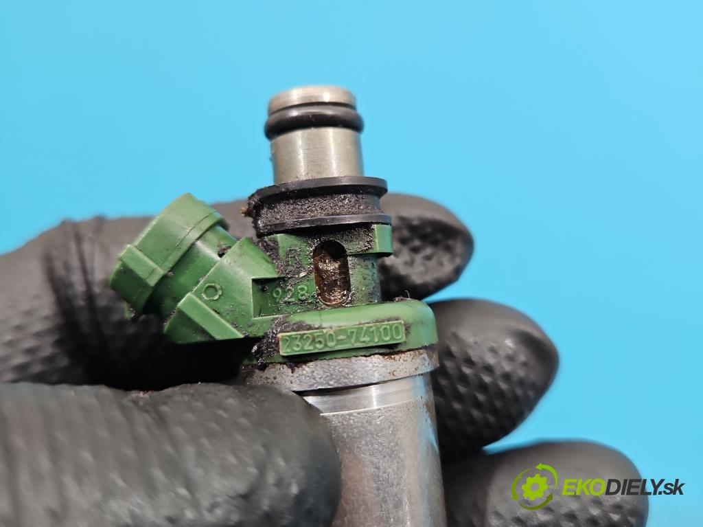 Toyota Rav4 I 1994-2000 2.0 16V 128 HP manual 94 kW 1998 cm3 3- vstrek 23250-74100 (Vstrekovač paliva)