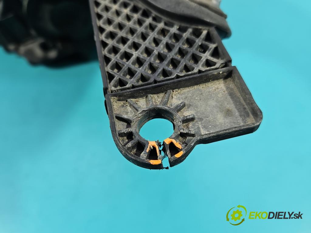 Ford Focus Mk3 2010-2018 1.6 tdci 95 HP manual 70 kW 1560 cm3 5- Reflektor: pravý  (Svetlo predné pravé)