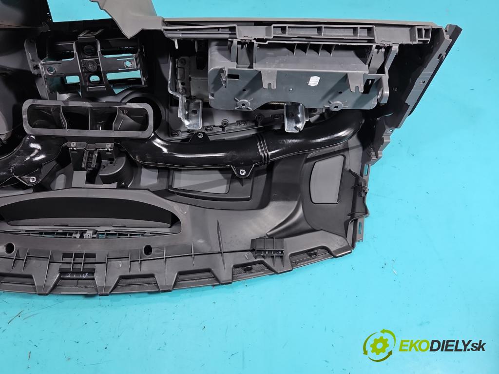 Seat Ibiza IV 6J 2008-2017 1.4 16V 86 HP manual 63 kW 1390 cm3 5- kokpit,pristrojová doska rozdeľovacia