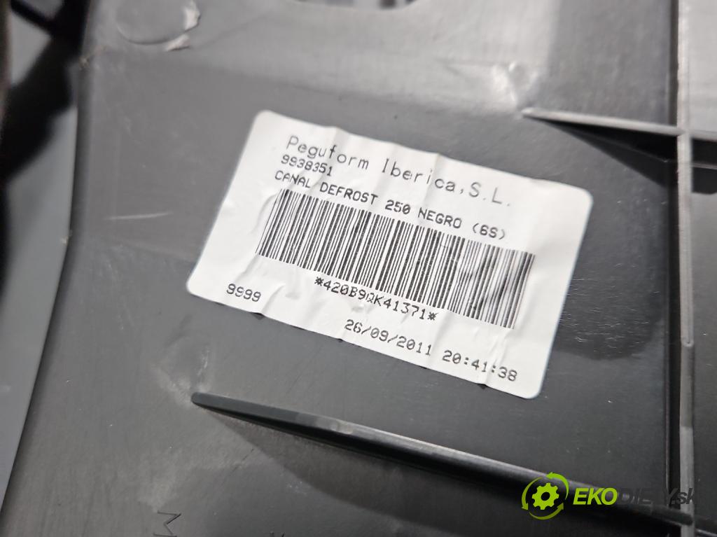 Seat Ibiza IV 6J 2008-2017 1.4 16V 86 HP manual 63 kW 1390 cm3 5- kokpit,pristrojová doska rozdeľovacia