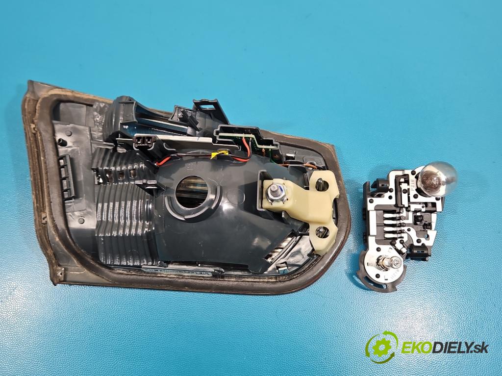 Bmw 3 F30 2011-2018 2.0d 184hp manual 135 kW 1995 cm3 5- svetlo / reflektor zadné pravé 7371112 (Kľučka dverí ostatné)