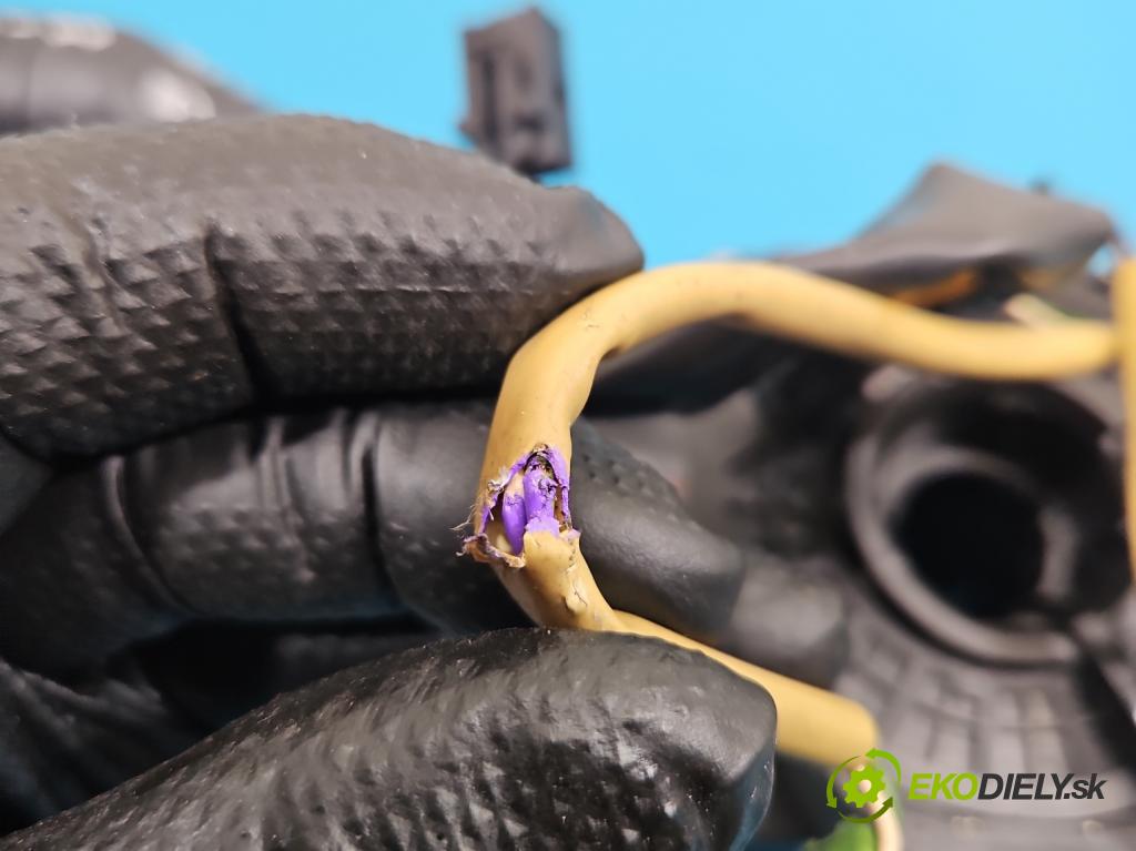 Fiat Punto Grande 1.4 8V 77 HP manual 57 kW 1368 cm3 5- prepínač komplex: 7354104230 (Prepínacie páčky pod volantom)