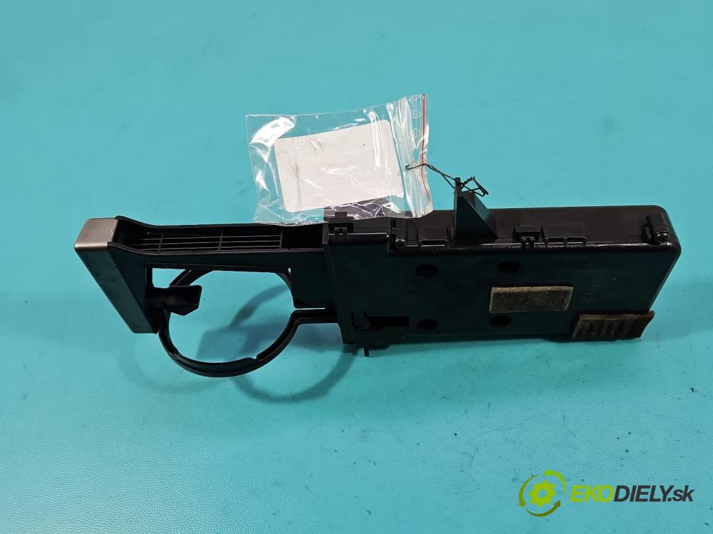 Subaru Forester II SG 2002-2008 2.0 boxer 125 HP manual 92 kW 1994 cm3 5- Rukojeť: na nápoje:  (Držiak (úchyt) na nápoje)