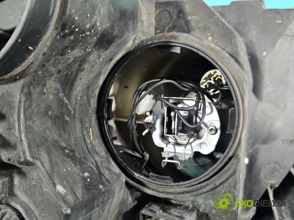 Opel Vectra C 2002-2008 1.9 cdti 120 HP manual 88 kW 1910 cm3 5- Reflektor: pravý  (Svetlo predné pravé)
