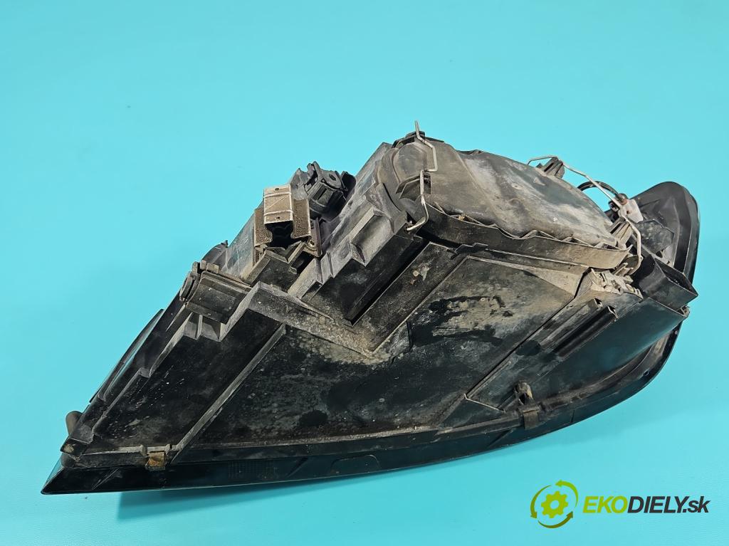 Volvo S40 II 2004-2012 2.0d 136 HP manual 100 kW 1997 cm3 4- Reflektor: pravý  (Svetlo predné pravé)