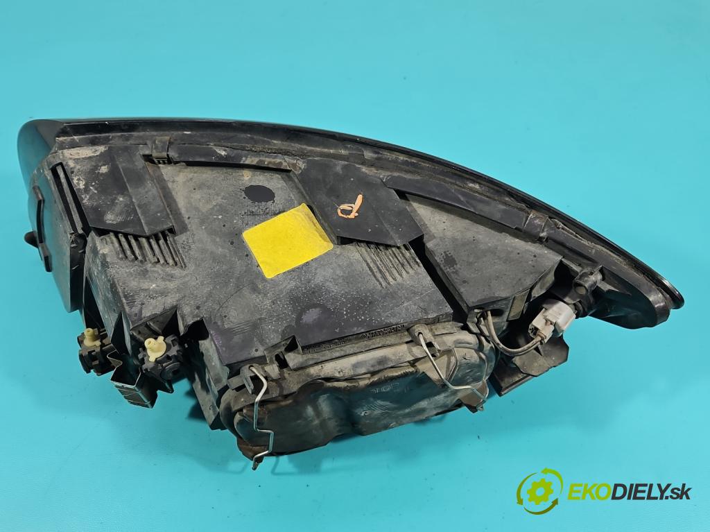 Volvo S40 II 2004-2012 2.0d 136 HP manual 100 kW 1997 cm3 4- Reflektor: pravý  (Svetlo predné pravé)