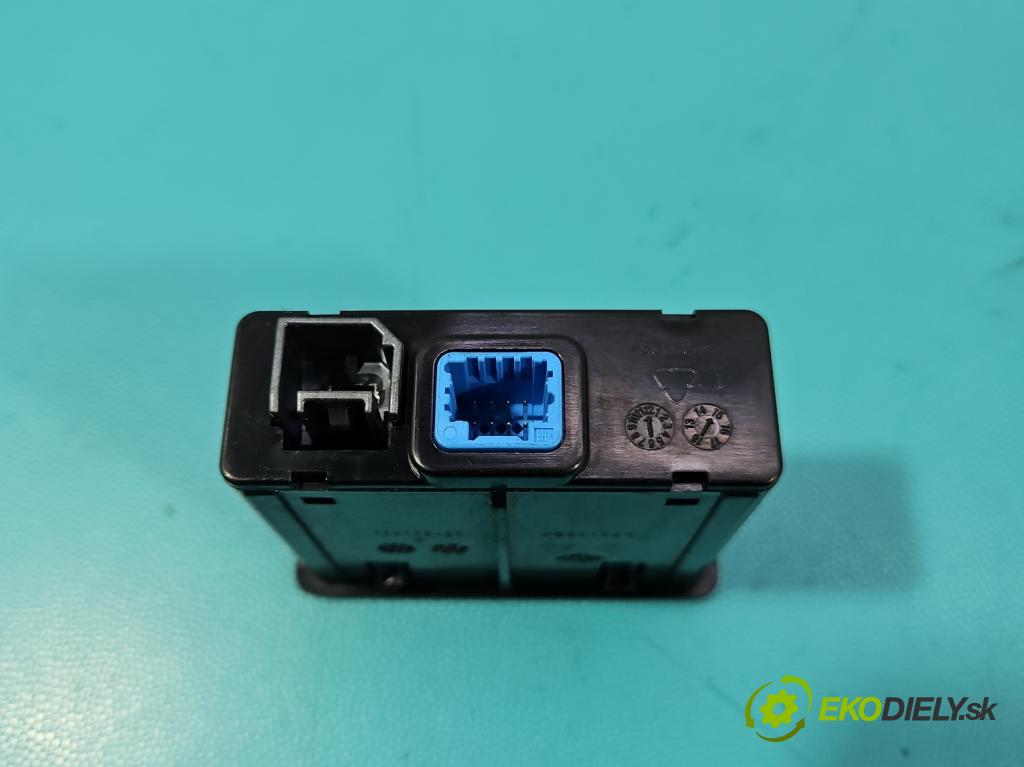 Renault Kadjar 2015-2022 1.2 131 hp manual 96 kW 1197 cm3 5- zásuvka USB 280239732R