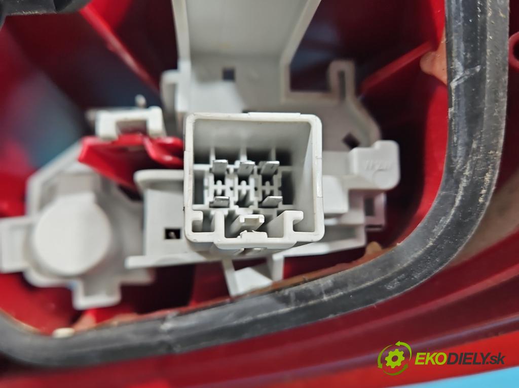 Ford Fiesta Mk7 2008-2017 1.2 16V 82 HP manual 60 kW 1242 cm3 3- svetlo / reflektor zadné ľavé 8A61-13405-A (Kľučka dverí ostatné)